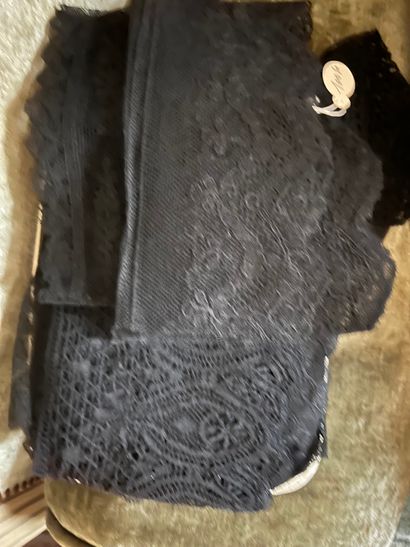 Lot of various laces
Worn and torn, lot sold...