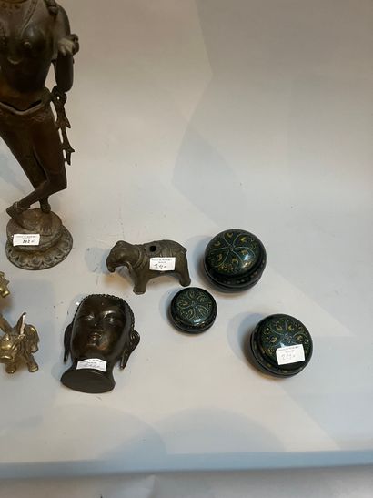 Lot of Asian-style trinkets including: an...