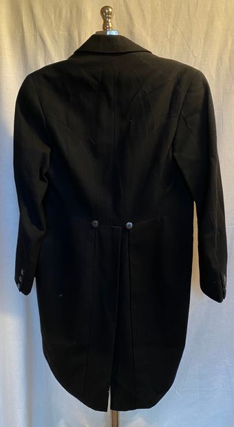 Lot including:
4 tails, 1 jacket in black...