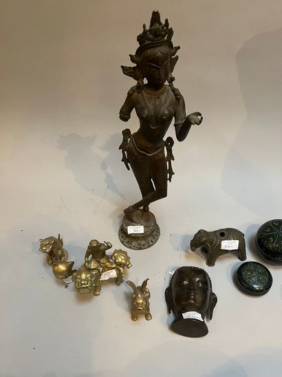 Lot of Asian-style trinkets including: an...