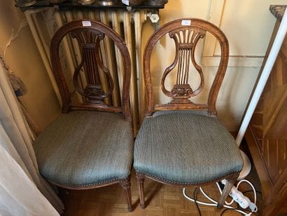 Suite de six chaises à dossier lyre
Style...