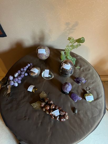 Lot of various hardstone trinkets: bunches...
