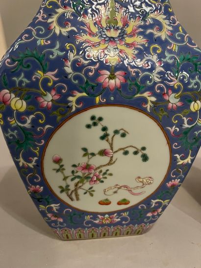 CHINA, Porcelain openwork vase decorated...