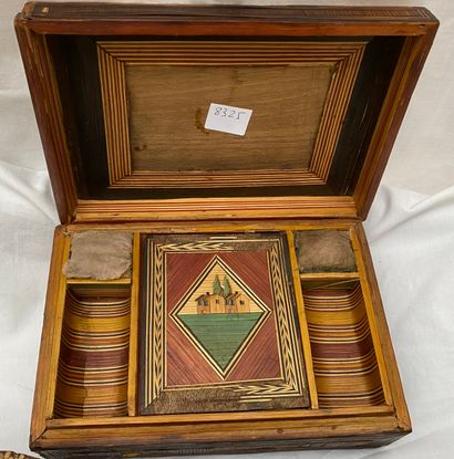 Set of boxes: 
-3 straw marquetry boxes,...