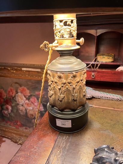 Brass oil lamp
Late 19th century 
H : 30...