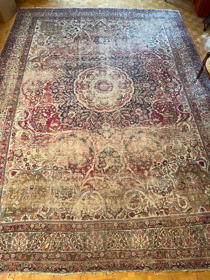 PERSIA
Large red carpet with foliate decoration
Very...