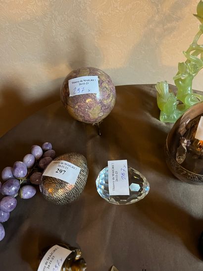 Lot of various hardstone trinkets: bunches...