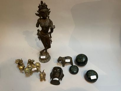 Lot of Asian-style trinkets including: an...