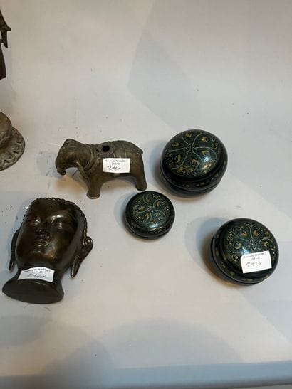 Lot of Asian-style trinkets including: an...