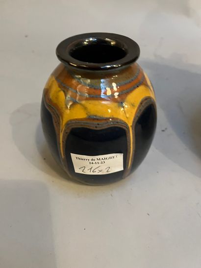 Set comprising a small vase with a blue base,...