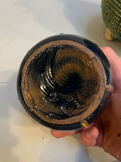 Set comprising a small vase with a blue base,...