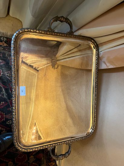 Serving tray in silver-plated metal
Worn
Length...