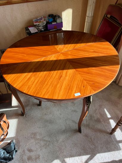 Rosewood veneered pedestal table
Louis XV...