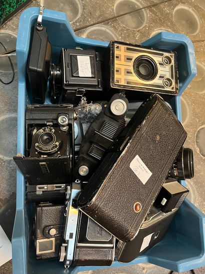 Lot including 3 cameras ( 2 of them alone,...