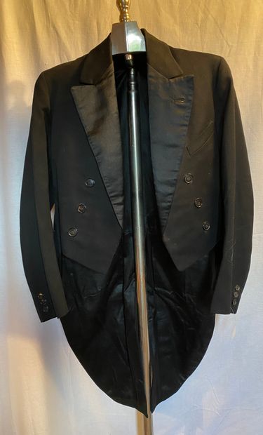 Lot including:
4 tails, 1 jacket in black...