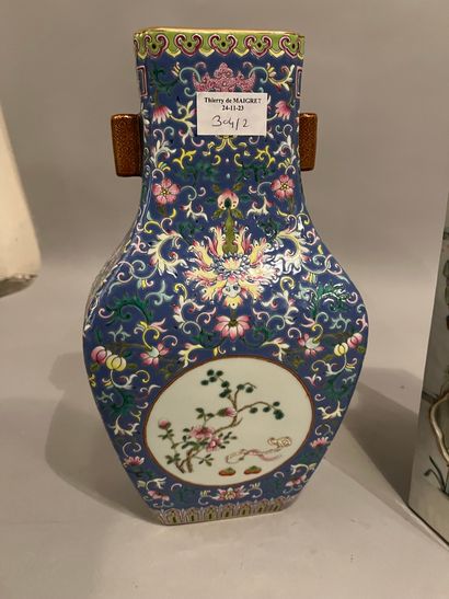CHINA, Porcelain openwork vase decorated...