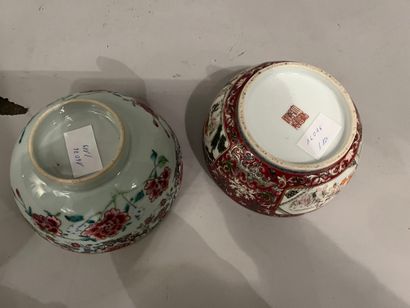 CHINA, Porcelain bowl decorated with flowers...