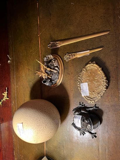 Set of trinkets consisting of an ostrich...