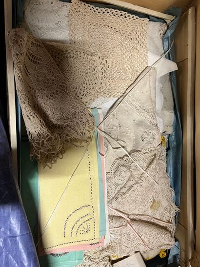 Lot of household linen including sheets,...