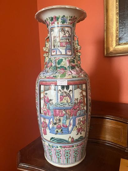 Canton
Large porcelain vase decorated in...