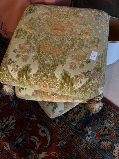 Two poufs forming three cushions 
H : 39...