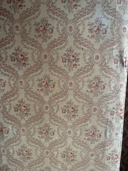 Four-leaf fabric screen decorated with bouquets...
