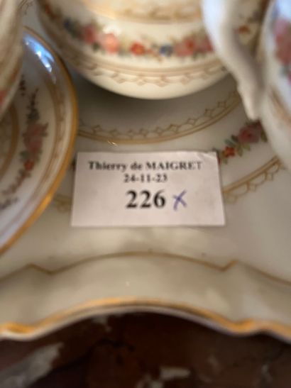 Lot of porcelain objects including head to...