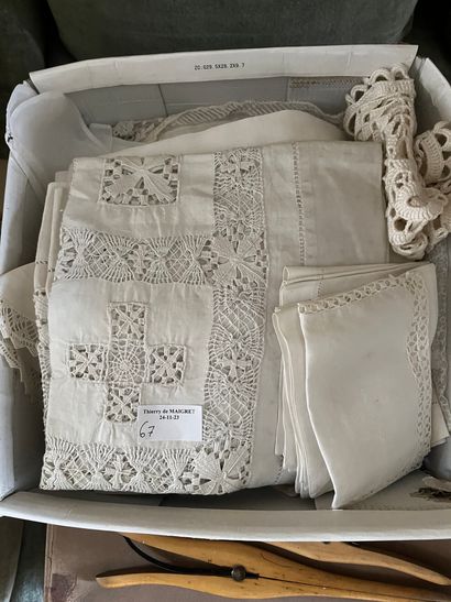 Lot of various laces
Worn and torn, lot sold...