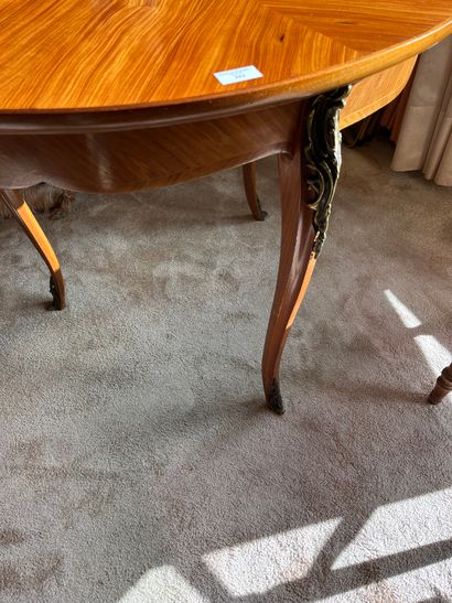 Rosewood veneered pedestal table
Louis XV...