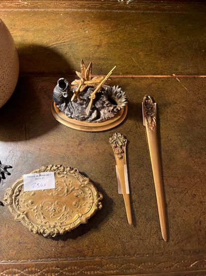 Set of trinkets consisting of an ostrich...
