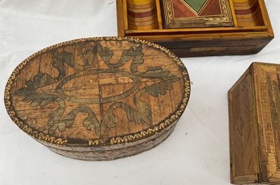 Set of boxes: 
-3 straw marquetry boxes,...