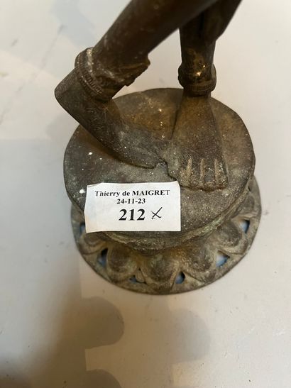 Lot of Asian-style trinkets including: an...
