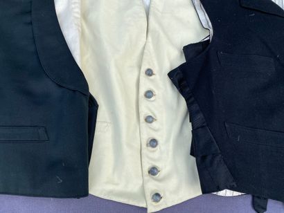 Lot including:
4 tails, 1 jacket in black...