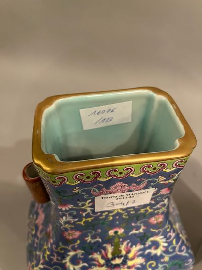 CHINA, Porcelain openwork vase decorated...
