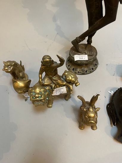 Lot of Asian-style trinkets including: an...
