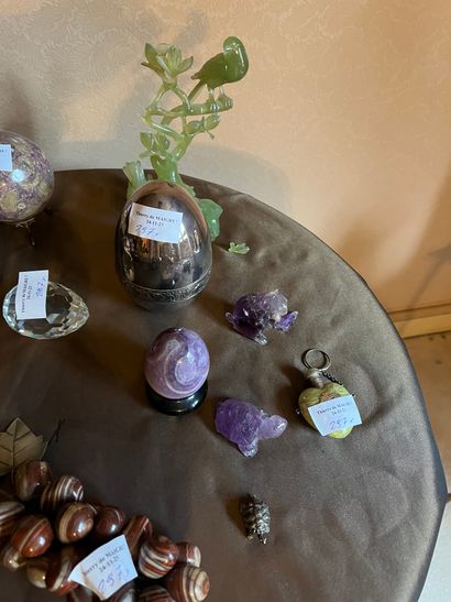Lot of various hardstone trinkets: bunches...
