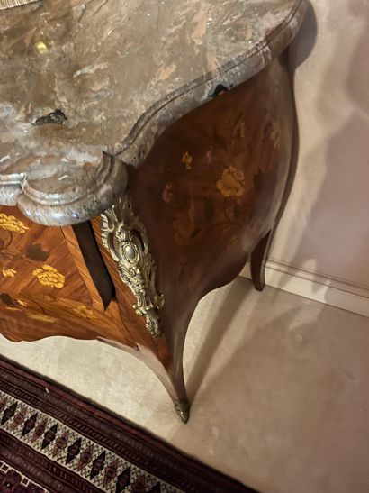 Small chest of drawers in floral veneer 
Louis...