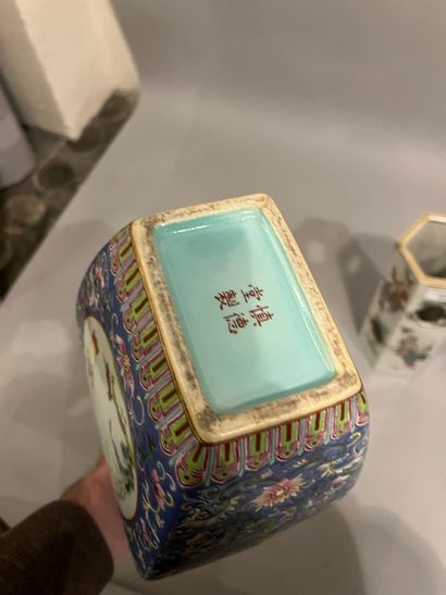 CHINA, Porcelain openwork vase decorated...