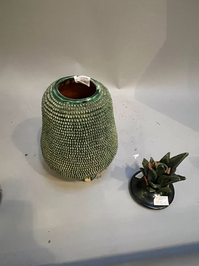 Set comprising a small vase with a blue base,...