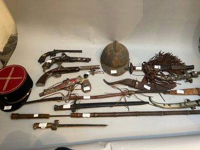 Lot comprising: 4 Oriental daggers, 1 large...