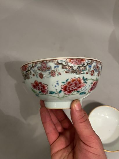 CHINA, Porcelain bowl decorated with flowers...