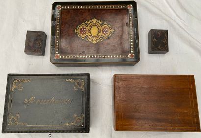 Set of boxes: 
-3 straw marquetry boxes,...