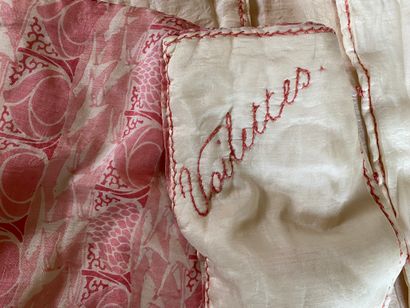 Lot comprising: 3 pairs of silk stockings,...