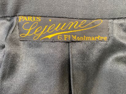 Lot including:
4 tails, 1 jacket in black...