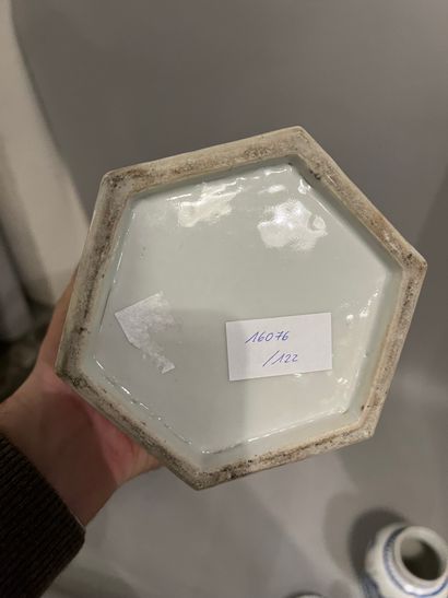CHINA, Porcelain openwork vase decorated...