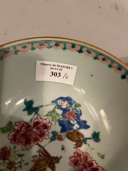 CHINA, Porcelain bowl decorated with flowers...