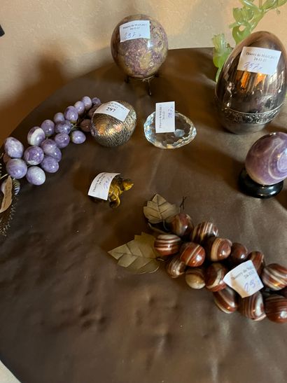 Lot of various hardstone trinkets: bunches...