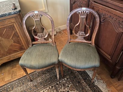 Suite de six chaises à dossier lyre
Style...