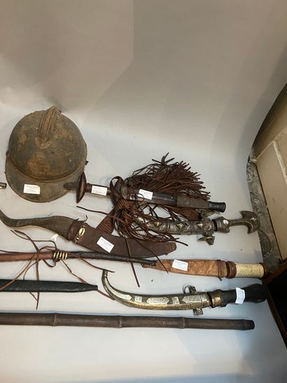 Lot comprising: 4 Oriental daggers, 1 large...
