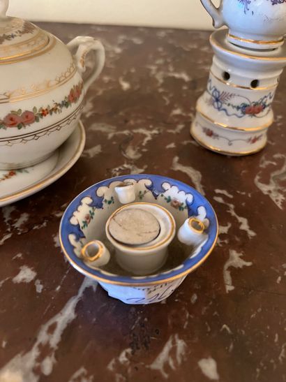 Lot of porcelain objects including head to...